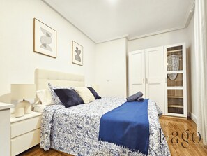 4 bedrooms, iron/ironing board, travel cot, free WiFi - Large apartment for groups in Madrid Centro, SOL (Madrid)