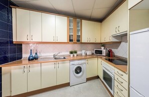 Fridge, microwave, oven, stovetop - Large apartment for groups in Madrid Centro, SOL (Madrid)