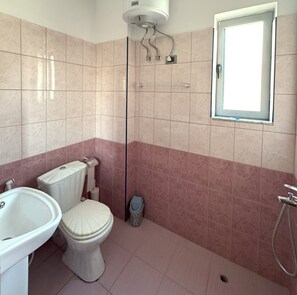 Shower, hair dryer, towels, soap - Cozy Modern Apartment with Sea View (Sarandë)