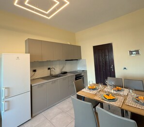 Private kitchen - Cozy Modern Apartment with Sea View (Sarandë)