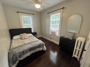 3 chambres, fer et planche à repasser, Wi-Fi, draps fournis