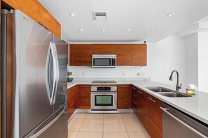 Fridge, microwave, oven, stovetop - Spacious Midtown Miami 2-Bedroom Suite with Bay View (Miami)