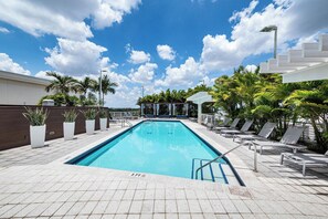 Outdoor pool - Spacious Midtown Miami 2-Bedroom Suite with Bay View (Miami)
