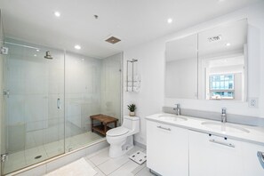 Hair dryer, towels, soap, shampoo - Spacious Midtown Miami 2-Bedroom Suite with Bay View (Miami)