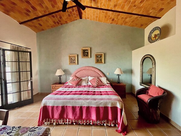 2 bedrooms, in-room safe, desk, iron/ironing board - Tranquil summer escape, world-best climate, overlooking Lake Chapala (San Antonio Tlayacapan)