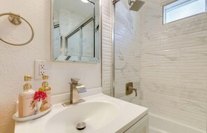Hair dryer, towels, soap, toilet paper - Luxe West LA Designer Condo Near Santa Monica Pier, Beverly Hills & Bel-Air (Los Angeles)