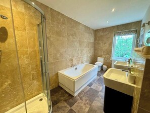 Hair dryer, towels - Timeless 19th-century coastal Edinburgh villa with modern comforts and hot tub (Edinburgh)