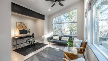 Televisión, chimenea, libros y oficina