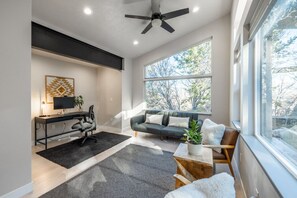 Tv, eldstad, böcker och kontor