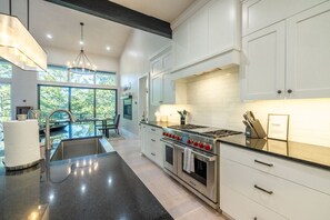 Kylskåp, mikrovågsugn, ugn och spishäll