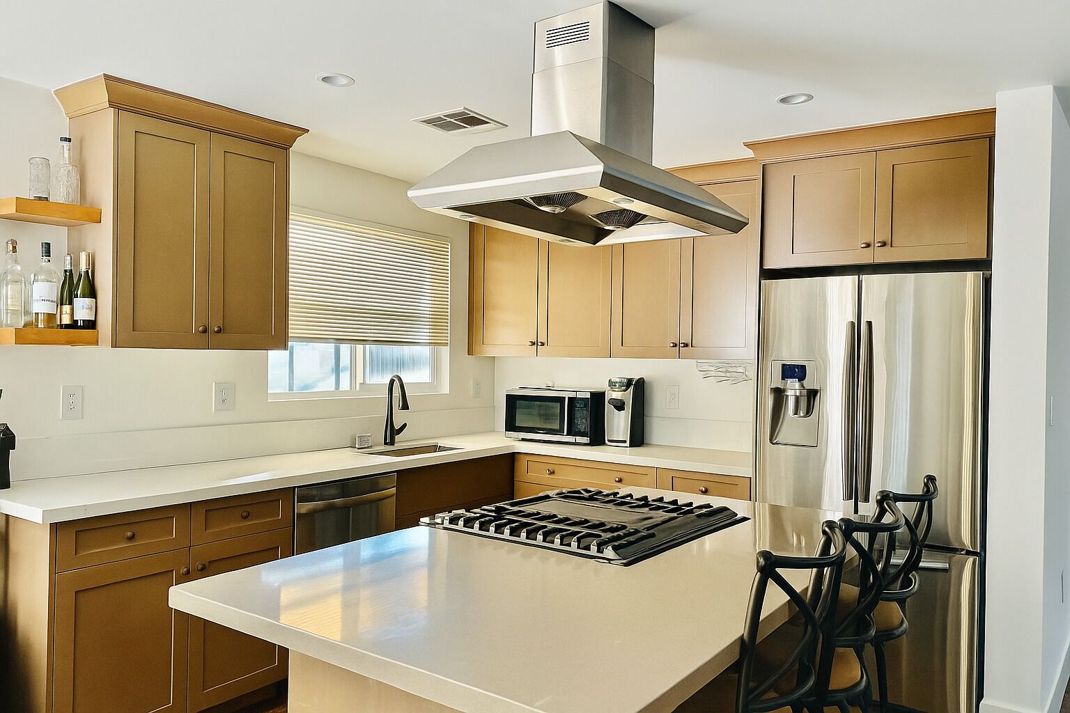 Køleskab, mikrobølgeovn, ovn, kogeplade