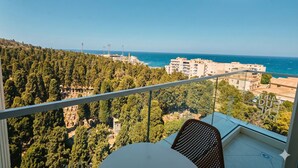 A balcony with a clear view of the sea and a forested hillside. - Hôtel St. Eugène (Algiers)