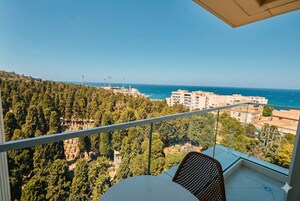 43–tuumainen äly-TV, jossa satelliittikanavat