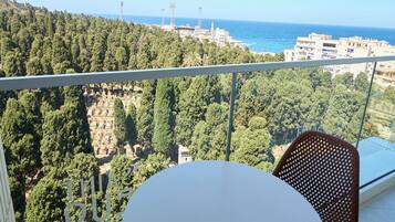 Caja fuerte, escritorio, espacio para trabajar con un portátil