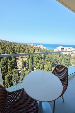 Pengeskab på værelset, skrivebord, arbejdsområde til bærbare computere