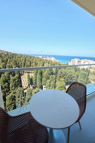 Caja de seguridad en la habitación y escritorio