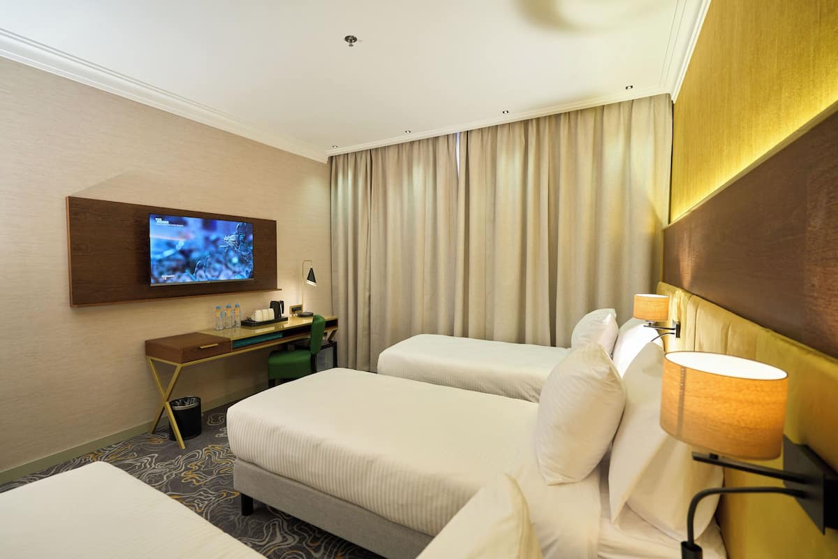 Habitación triple Confort | Caja de seguridad en la habitación y escritorio