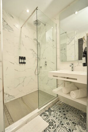 Hair dryer, towels, soap, shampoo - Hôtel St. Eugène (Algiers)