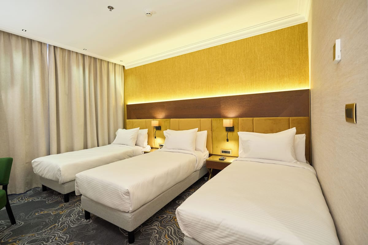 Phòng 3 tiện nghi đơn giản | Két bảo mật tại phòng, bàn, khu vực làm việc phù hợp cho laptop