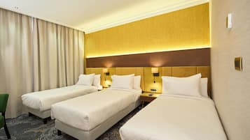 Comfort Triple Room | Peti besi dalam bilik, meja, ruang kerja komputer riba, Wi-fi percuma