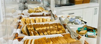 Group Retreat with breakfast included - on one floor- on the Niagara Gorge