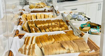 Group Retreat with breakfast included - on one floor- on the Niagara Gorge