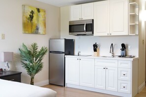 ثلاجة، ميكروويف، موقد طهي مسطح، ماكينة لصنع القهوة/الشاي