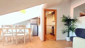 Eine moderne Wohnung mit Essbereich, Küche und Wohnraum.