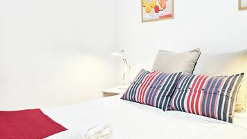 3 slaapkamers, een strijkplank/strijkijzer, reisbedje, gratis wifi
