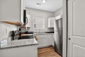 Frigorífico, microondas, horno y placa de cocina