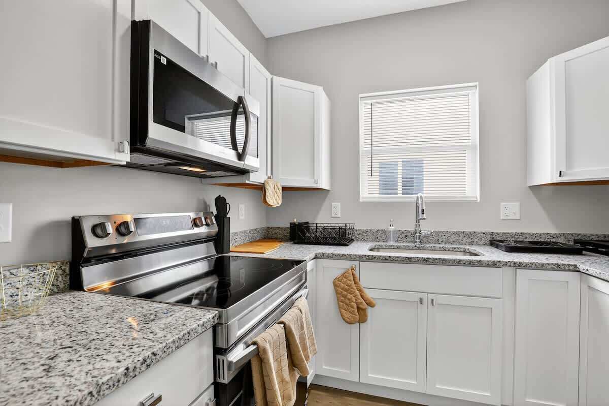 Refrigerador, microondas, horno y parrilla de estufa 