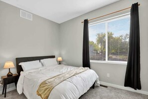 Iron/ironing board, WiFi, bed sheets - Urban Oasis, 5 mins from Bottleworks & Downtown (Indianapolis)