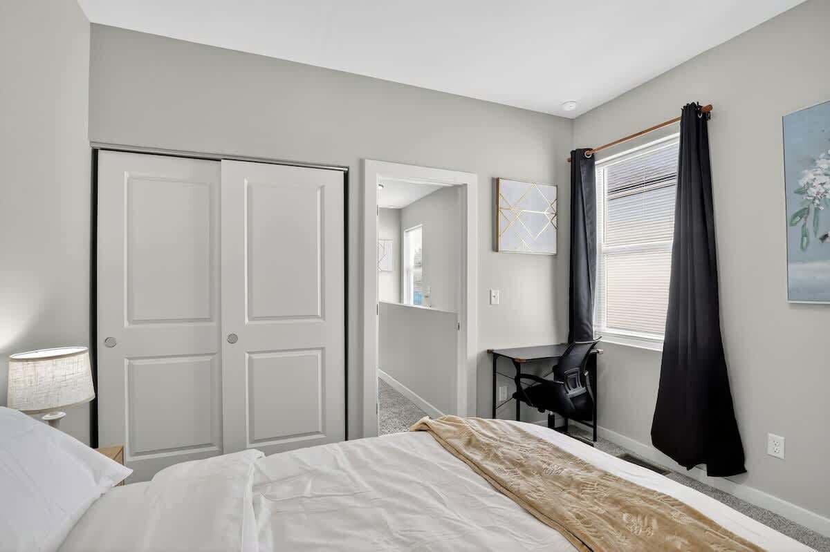 Tabla de planchar con plancha, wifi y ropa de cama 