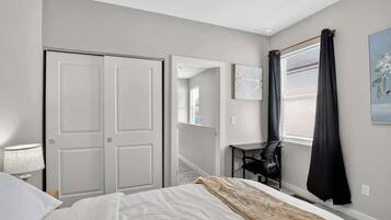 Tabla de planchar con plancha, wifi y ropa de cama