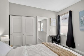 Tabla de planchar con plancha, wifi y ropa de cama 