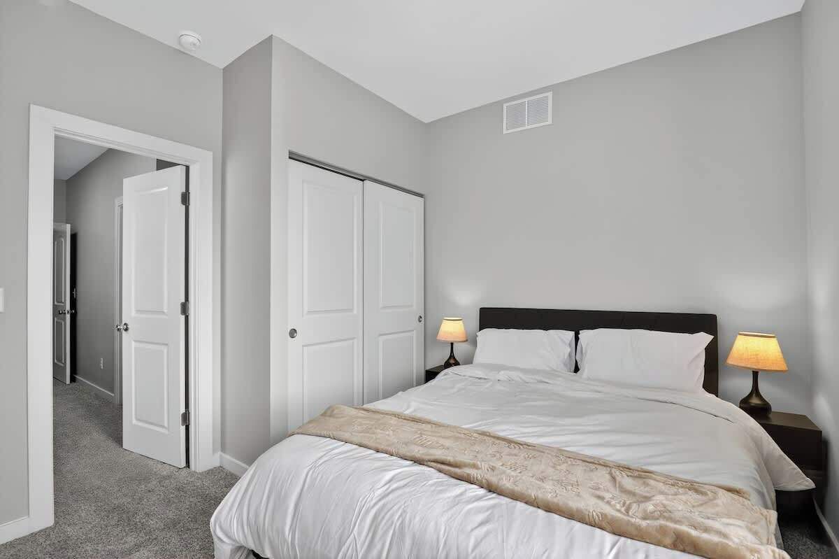 Tabla de planchar con plancha, wifi y ropa de cama 