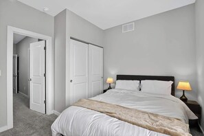 Tabla de planchar con plancha, wifi, ropa de cama