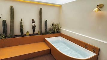 Superior Suite | Deep-soaking bathtub
