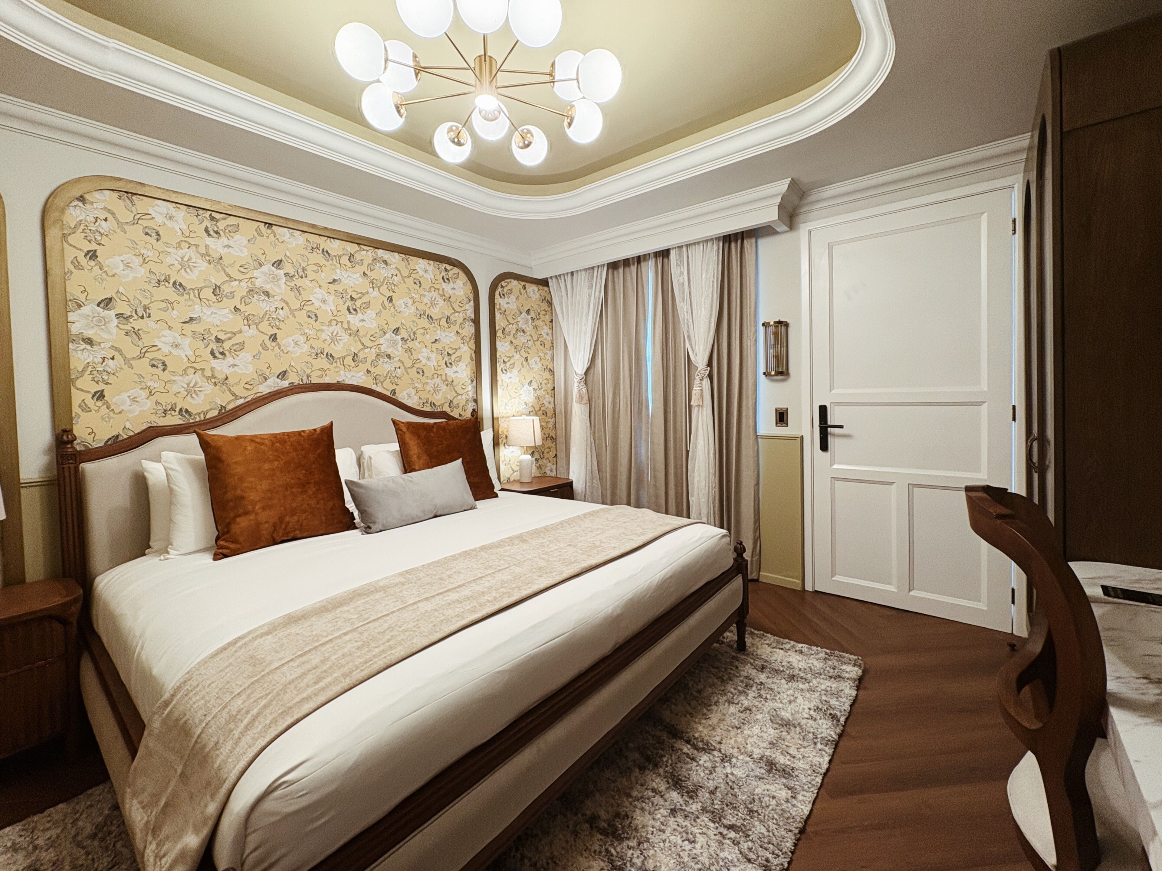 Deluxe Room | In-room safe, individually decorated, individually furnished