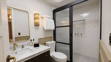 Deluxe Room | Bathroom | Separate tub and shower, rainfall showerhead, free toiletries