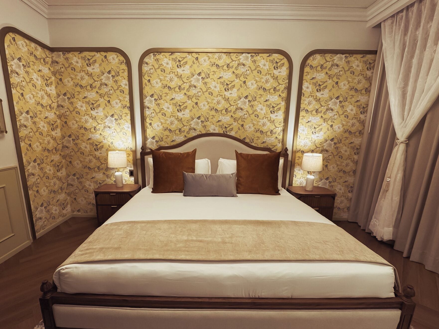 Deluxe Suite | In-room safe, individually decorated, individually furnished