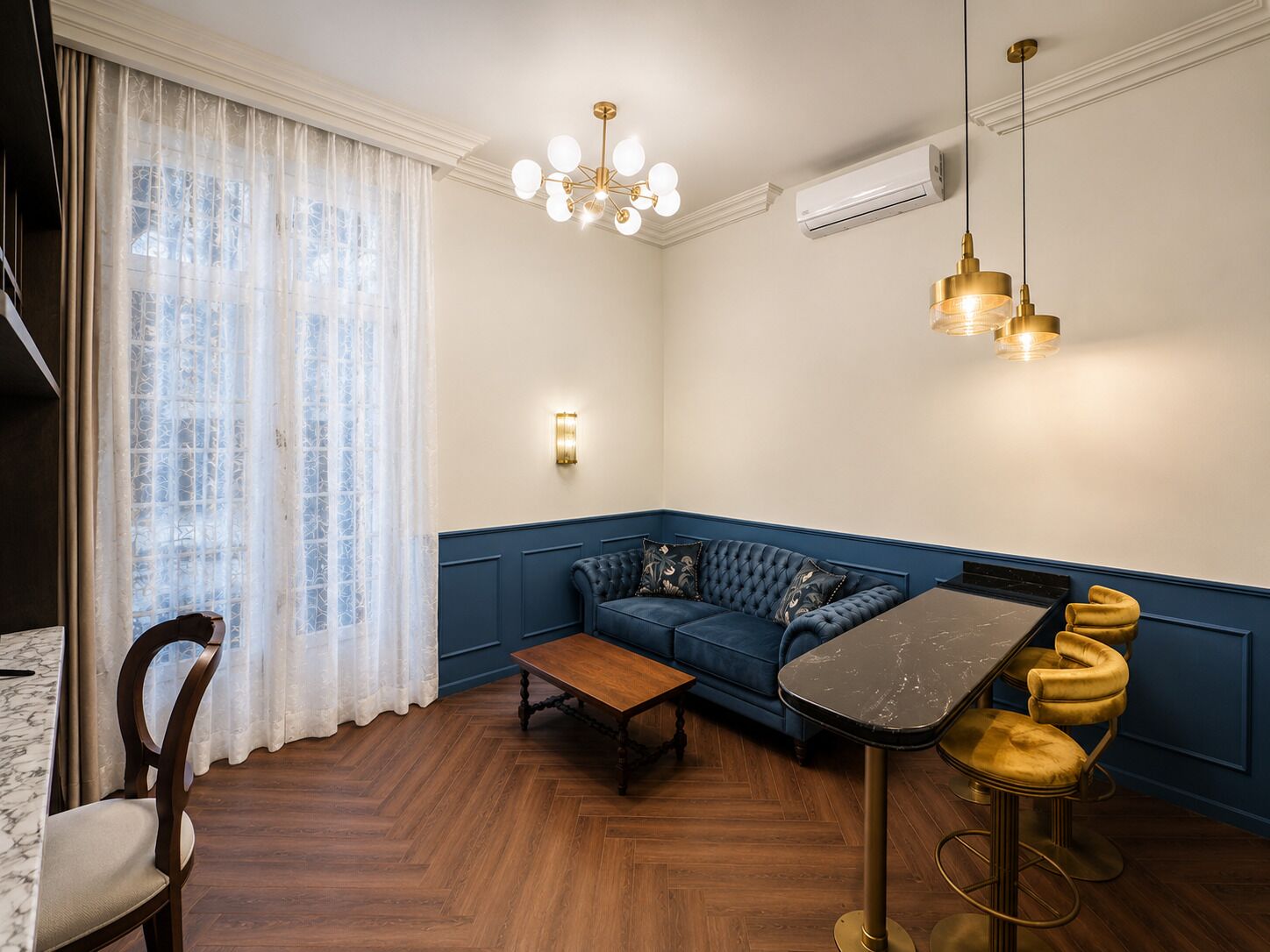 Presidential Room | Living room | 42-inch Smart TV with cable channels, books