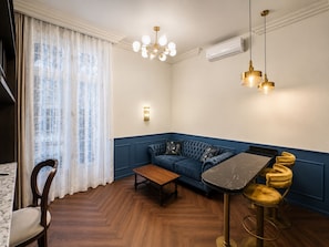 Presidential Room | Living room | 42-inch Smart TV with cable channels, books - Roma Nueve Dos Hotel Boutique (Mexico City)