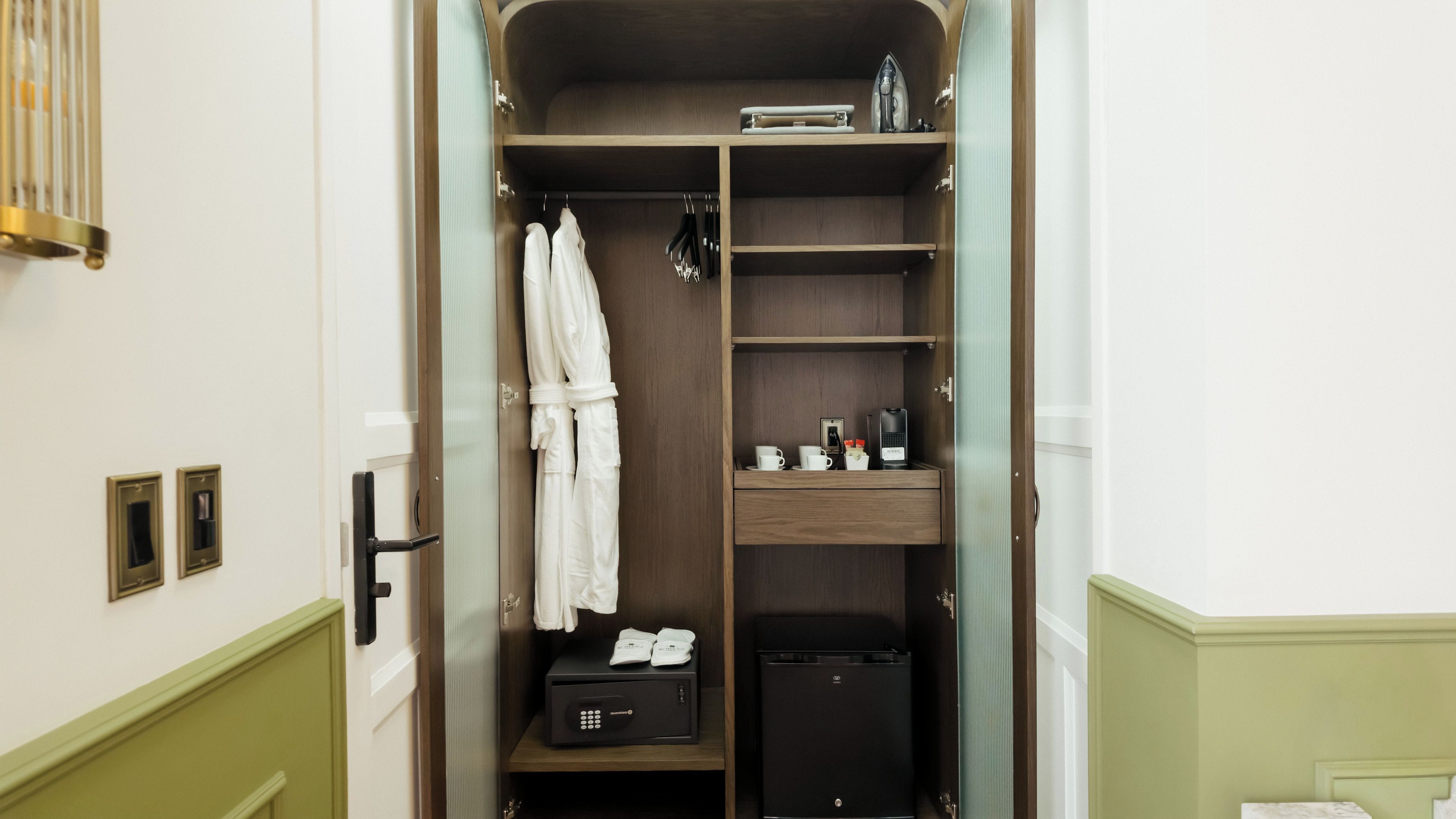 Deluxe Suite | Wardrobe