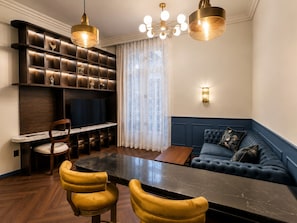Presidential Room | Living room | 42-inch Smart TV with cable channels, books - Roma Nueve Dos Hotel Boutique (Mexico City)