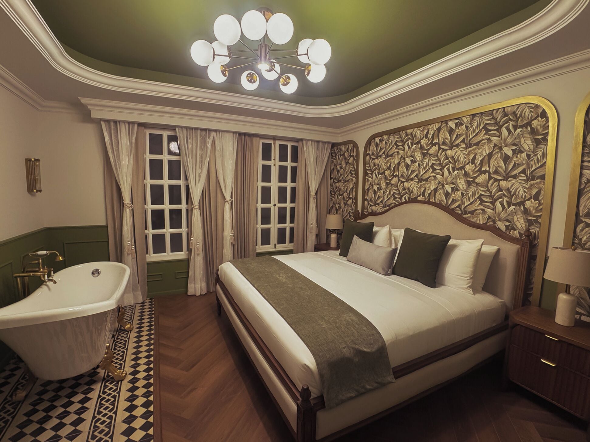 Luxury Suite | In-room safe, individually decorated, individually furnished