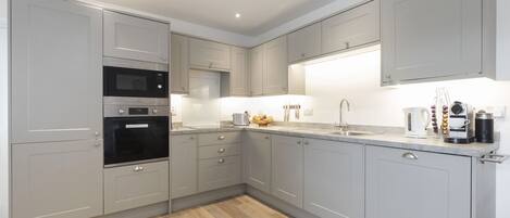 Micro-ondes, four, lave-vaisselle, cafetière/bouilloire