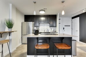 Refrigerador, microondas, horno y parrilla de estufa 