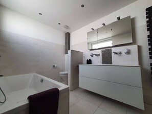 Gratis toiletartikelen, een haardroger, handdoeken, zeep
