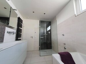 Articles de toilette gratuits, sèche-cheveux, serviettes fournies, savon
